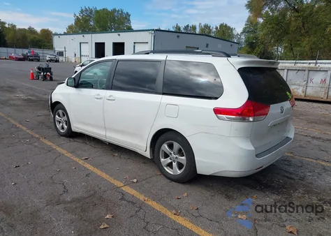 2013 Toyota Sienna Le V6 8 Passenger z USA, uszkodzony, nr VIN 5TDKK3DC4DS325259